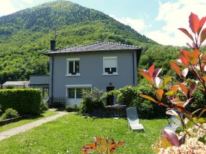 a house with a mountain in the background at le gite du Montcalm in Auzat