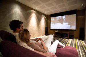 TV a/nebo společenská místnost v ubytování Bayhill Pool & Villa