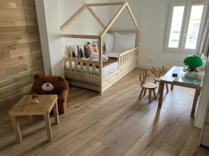 a childs bedroom with a bed and a table at La Maison Cabane in Cholet