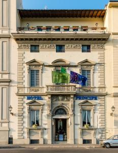 フィレンツェにあるホテル プリンチペの旗が掲げられた白い大きな建物