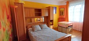a bedroom with a bunk bed in a room at Métro - Sac à dos - Dodo Chez Léontine 2 chambres Parking Wifi in Colombes