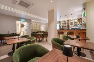 a restaurant with green chairs and tables and a bar at Avenida de Fatima in Fátima