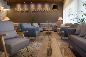 Nes Ammim Hotel的休息区