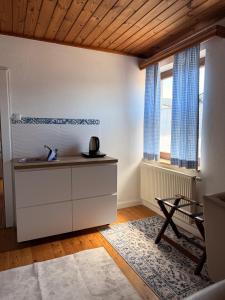 a living room with a sink and a window at Gasthof Fersterer in Lamprechtshausen