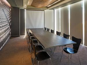 a conference room with a long table and chairs at Ibis Culiacan in Culiacán