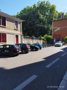 a group of cars parked on the side of a street at Charmant T3 au Cœur de Grenoble in Grenoble +6 photos
