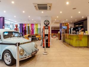an old car is on display in a store at Ibis Styles Balneário Camboriú - 1 Quadra do Mar in Balneário Camboriú