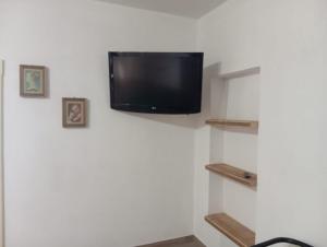 a flat screen tv hanging on a wall at Appartamento vacanza Penne in Penne