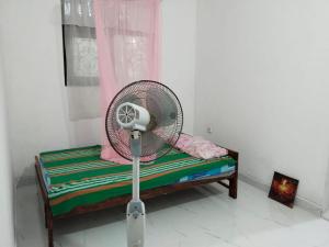 a white fan sitting on a bench in a room at Jayasiri Riverfront Home in Lansiyawatta