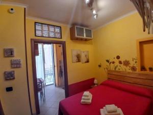 a room with a red bed with a red blanket at Casa Louis in Pozzuoli