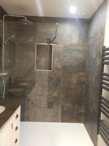 a bathroom with a shower and a sink at Chambre Standing Ruffec avec Air Climatisé in Ruffec