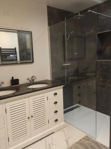 a bathroom with two sinks and a shower at Chambre Standing Ruffec avec Air Climatisé in Ruffec