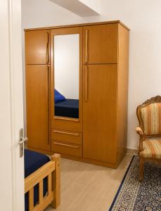 a room with a cabinet with a window and a chair at ارضي جنينه قريه التجاريين in Dawwār ‘Abd Allāh +23 photos