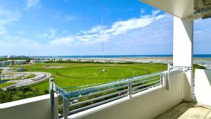 ein Balkon mit Blick auf den Strand in der Unterkunft SunSea Okinawa Stunning Ocean View 2BR Sleeps 6 20 min from Airport 3 min to Shopping Mall in Urazoe