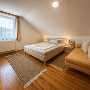 a bedroom with two beds and a window at Gasthaus Sternjak in Wunderstätten