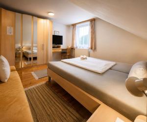 a bedroom with a large bed in a room at Gasthaus Sternjak in Wunderstätten