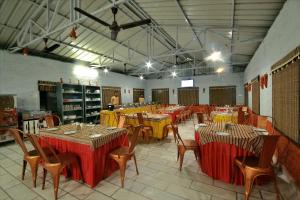 En restaurant eller et andet spisested på Moonlight Nature Resort & Swimming Pool