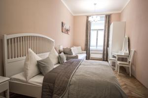 プラハにあるColonial Ruterra 2BDR Apartmentのベッドルーム(ベッド1台、ソファ付)