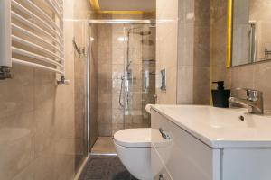 a bathroom with a shower and a toilet and a sink at Szafir Kuźnica - Apartamenty 4 min od plaży in Kuźnica +58 photos