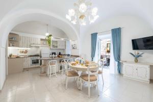 a kitchen and dining room with a table and chairs at Domus Almaré in Minori