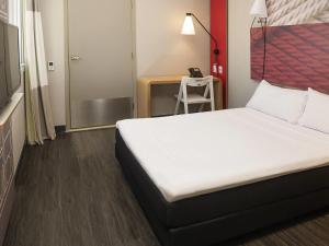 a hotel room with a bed and a desk at ibis Fortaleza Centro de Eventos in Fortaleza