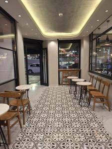 ein Restaurant mit Tischen, Stühlen und Fenstern in der Unterkunft Kaçkar Otel in Rize
