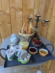 a table with bread and a basket of food on it at Cabane Cheverny in Le Controis En Sologne