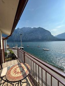 a balcony with a table and a view of the water at Casa delle vele in Valmadrera