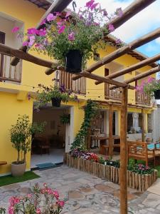 a courtyard of a house with flowers on it at Pousada Mandala in Palmeiras