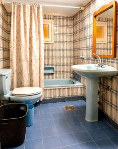 a bathroom with a toilet and a sink and a tub at Spacious Mountain House In Sehayleh in Ḩayy ash Shabbūq +17 photos