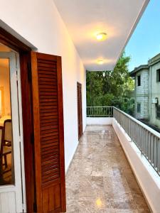 a balcony with a wooden door and a view at Spacious Mountain House In Sehayleh in Ḩayy ash Shabbūq
