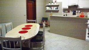 A kitchen or kitchenette at Domus Tua