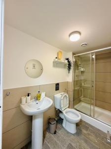 a bathroom with a toilet and a sink and a shower at Britlodge Ruskin Stay in Manchester