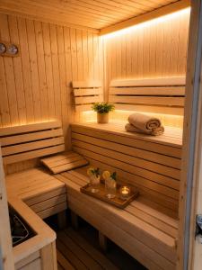 a wooden sauna with a tray with a plant in it at Pasja Dom Wypoczynkowy Świeradów - Zdrój w górach in Świeradów-Zdrój