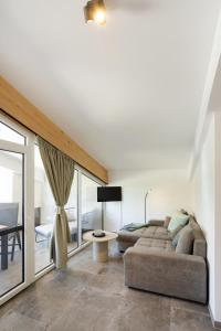 a living room with a couch and a table at Heeser Hof - Natururlaub direkt am Nationalpark Maasduinen - Natur & Rad & Wanderwege ab Hof - Auszeit auf dem Land - Hunde willkommen in Weeze