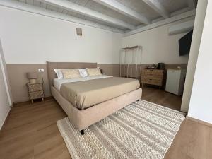 a bedroom with a bed and a rug at ComfortHouse AlbatrosMare in Ladispoli