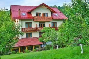 una casa grande con techo rojo en una colina en Ośrodek Wczasowy Sokół, en Rabka