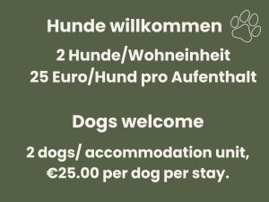 a sign that says dogs welcome and a dogs accommodation at Heeser Hof - Natururlaub direkt am Nationalpark Maasduinen - Natur & Rad & Wanderwege ab Hof - Auszeit auf dem Land - Hunde willkommen in Weeze +59 photos