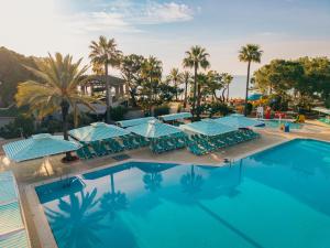 an overhead view of a swimming pool with chairs and palm trees at Pirates Beach Club -Ultra All Inclusive in Tekirova +163 photos