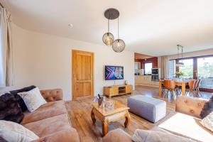 a living room with a couch and a table at Villa Pal'Ange Hotelservice Playstation 5 Billiard in Durbuy