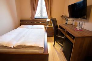 Ein Bett oder Betten in einem Zimmer der Unterkunft Stadthotel Jülich