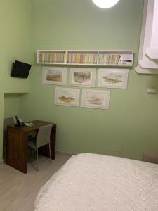 a bedroom with a desk and a bed and a table at B&B Verde Pastello in Pianopoli