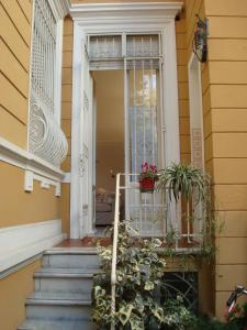 drzwi wejściowe domu ze schodami i roślinami w obiekcie Villino Caproni w Viareggio
