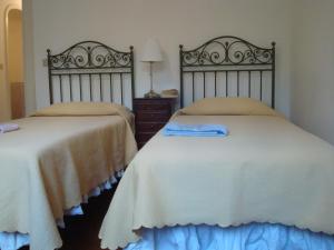 dwa łóżka siedzące obok siebie w pokoju w obiekcie Villino Caproni w Viareggio