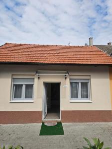 a small house with a red roof at Studio D lux Vida in Apatin