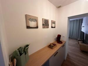 a living room with a desk and a television at Palma Verde - centre ville - wifi in Niort