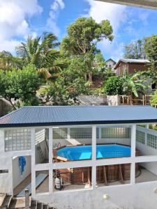 an overhead view of a house with a swimming pool at Résidence LE LATANIER in Sainte-Anne