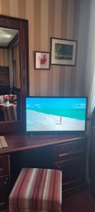a flat screen tv sitting on top of a table at Viešbučio stiliaus butukas centre in Palanga