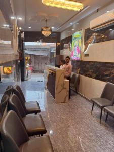 two people sitting in a waiting area at a hair salon at Oaktel Jagannath Dham in Vrindāvan