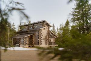 a log cabin in the middle of a forest at Käenpesän Aihki in Syöte